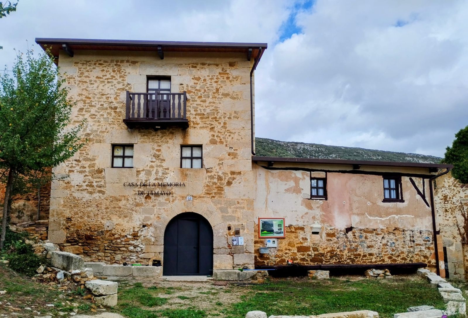 Fachada y letrero de la Casa de la Memoria